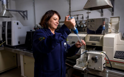 Mujeres en la ciencia: María Guadalupe Fonseca Montes de Oca, investigadora de la UAEMéx, analiza la calidad del agua mediante técnicas a microescala.