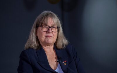 Donna Strickland, Premio Nobel de Física 2018, invitó a las y los universitarios de la UAEMéx a divertirse con la ciencia